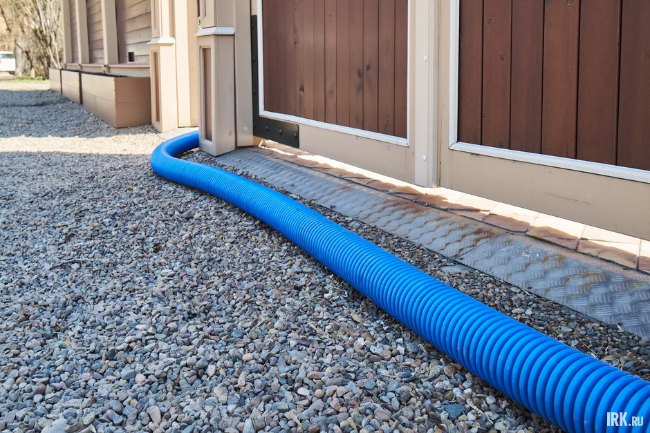 Дренажная труба закапывается в траншею на протяжении территории, которую необходимо поддерживать в сухом состоянии.