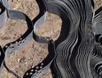 Георешетка – синтетическое полотно, изготовленное из полимерных или композитных лент, соединенных в шахматном порядке в форме сот. При укладке ленты встают «на ребро», создавая объемные ячейки.