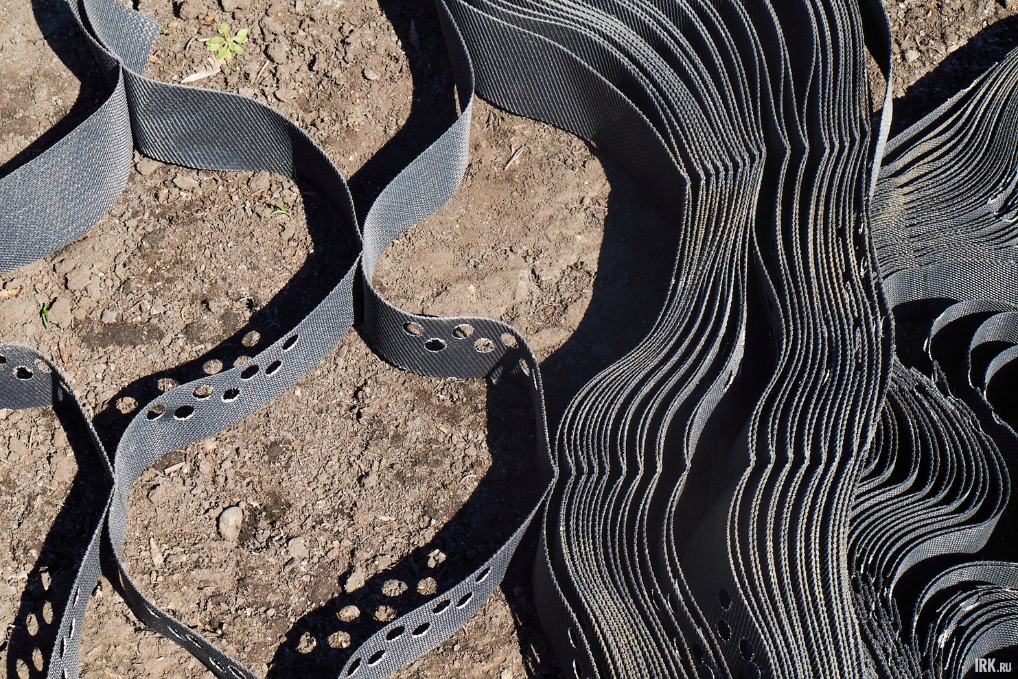 Георешетка – синтетическое полотно, изготовленное из полимерных или композитных лент, соединенных в шахматном порядке в форме сот. При укладке ленты встают «на ребро», создавая объемные ячейки.