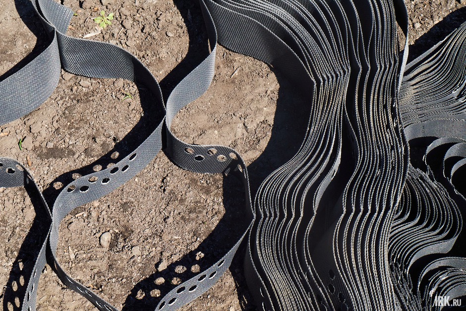 Георешетка – синтетическое полотно, изготовленное из полимерных или композитных лент, соединенных в шахматном порядке в форме сот. При укладке ленты встают «на ребро», создавая объемные ячейки.