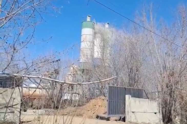 Пыль над производственным объектом в Дзержинске. Фото очевидцев