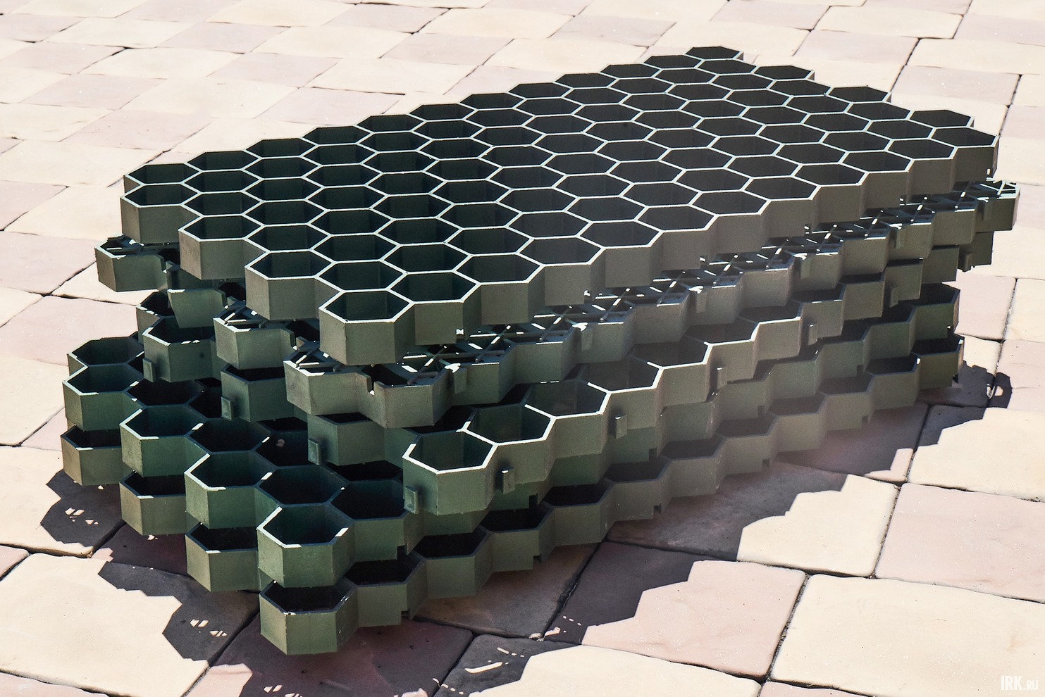 Газонные решетки препятствуют образованию колеи, укрепляют и защищают грунт и газонное покрытие. Их используют на автомобильные парковках, пешеходных дорожках, спортивных площадках, манежах, теннисных кортах.