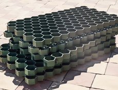 Газонные решетки препятствуют образованию колеи, укрепляют и защищают грунт и газонное покрытие. Их используют на автомобильные парковках, пешеходных дорожках, спортивных площадках, манежах, теннисных кортах.