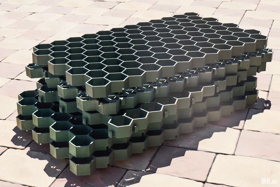 Газонные решетки препятствуют образованию колеи, укрепляют и защищают грунт и газонное покрытие. Их используют на автомобильные парковках, пешеходных дорожках, спортивных площадках, манежах, теннисных кортах.