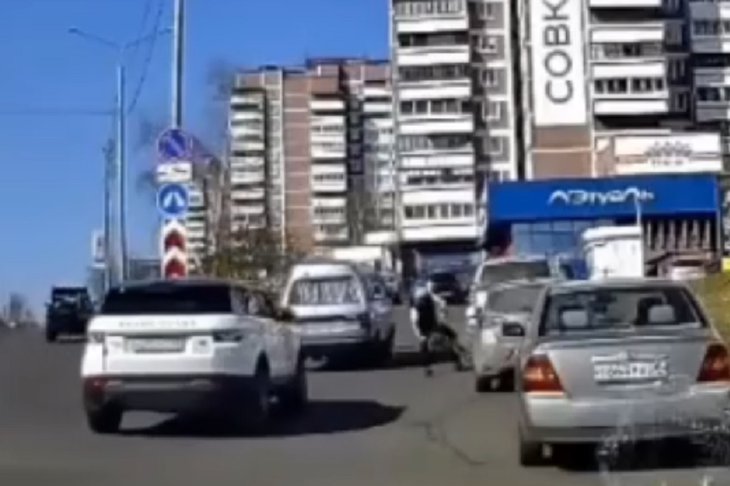 Авария с участием велосипедиста в Усть-Илимске. Скриншот видео пресс-службы Госавтоинспекции Иркутской области