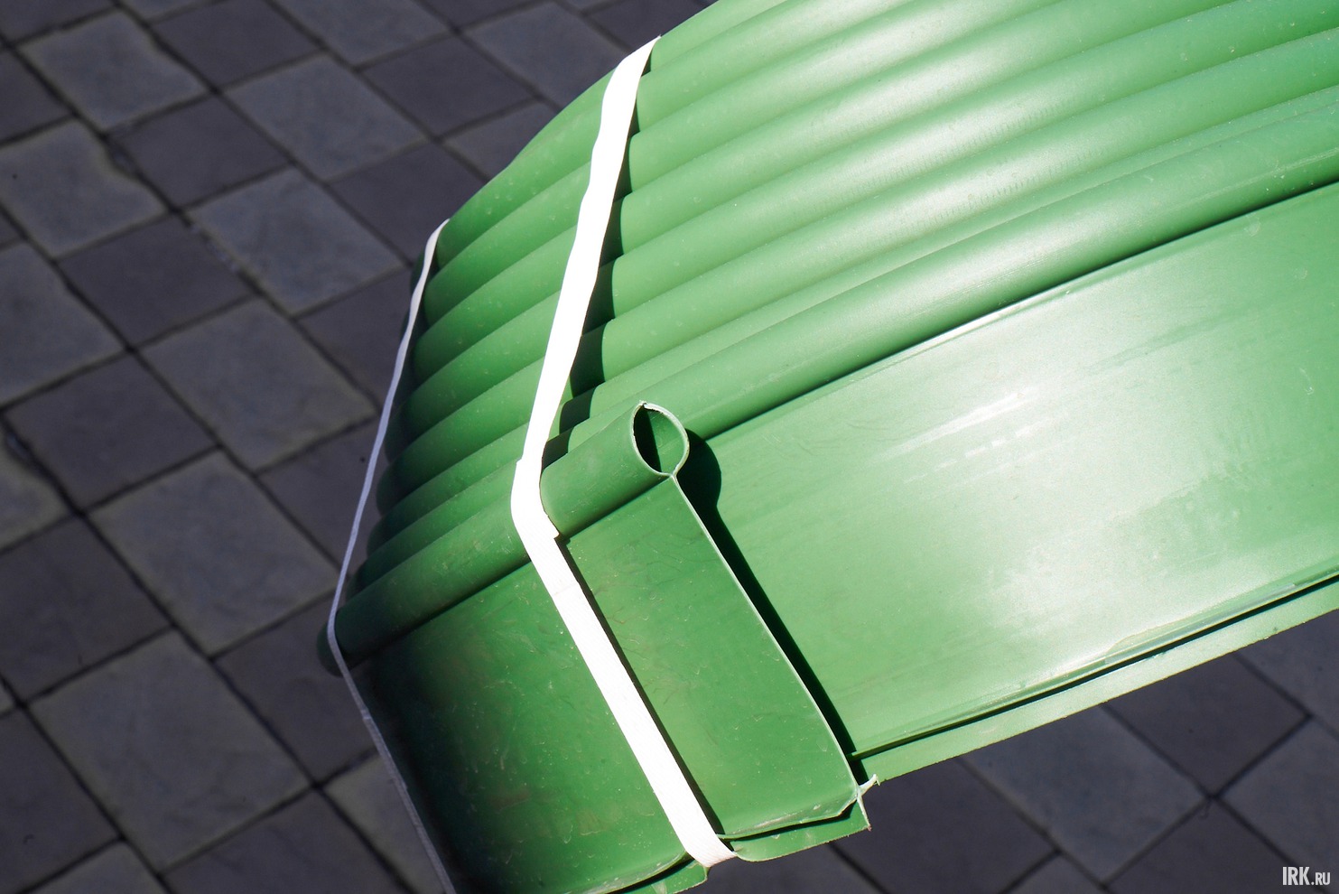 Можно использовать для различных вариантов зонирования участка, также как средство полива и для организации клумб.