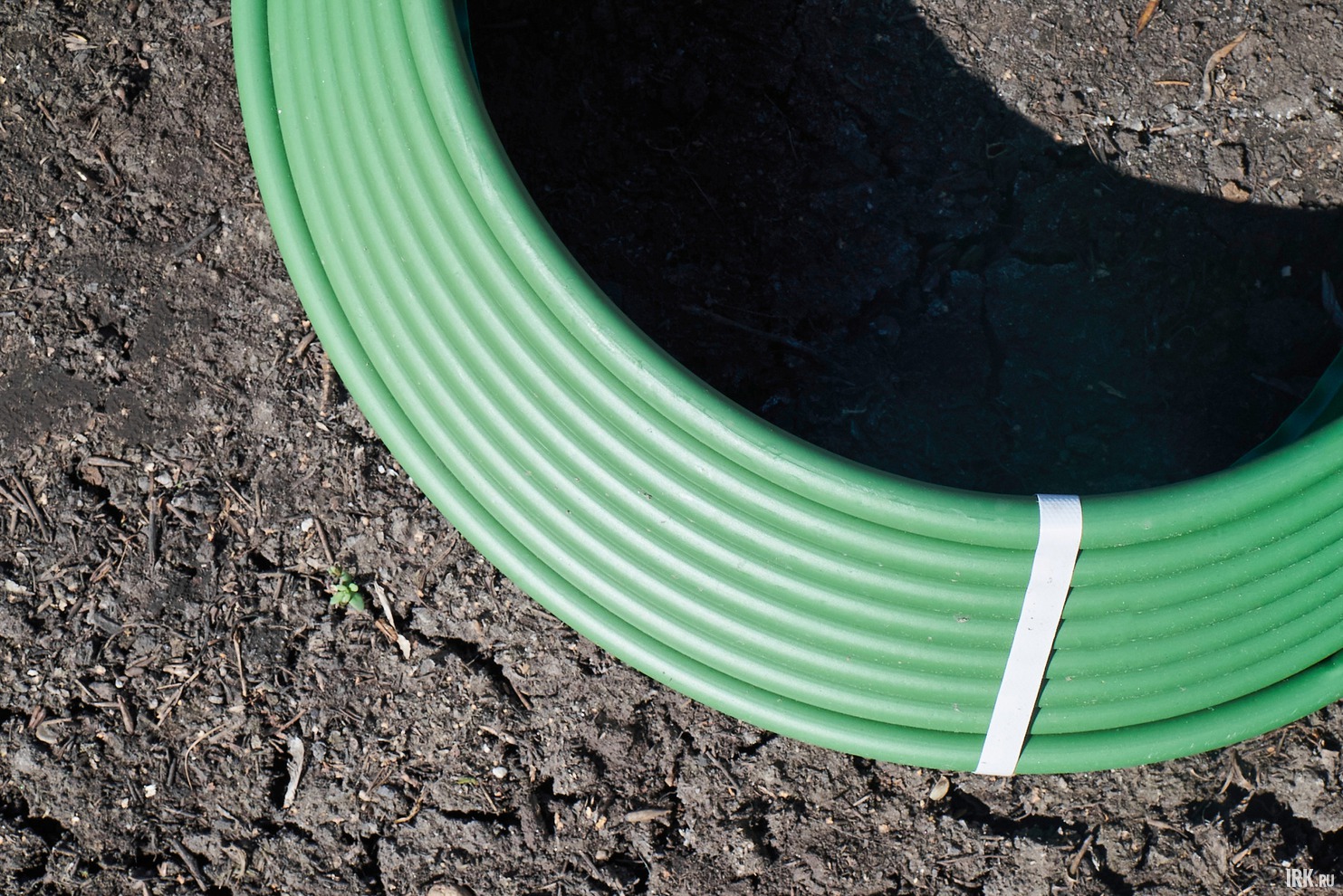 Гибкость делает возможным применение бордюра при обрамлении любых геометрических форм, даже малых радиусов. Конструкция позволяет совершать установку без специальных строительных инструментов.