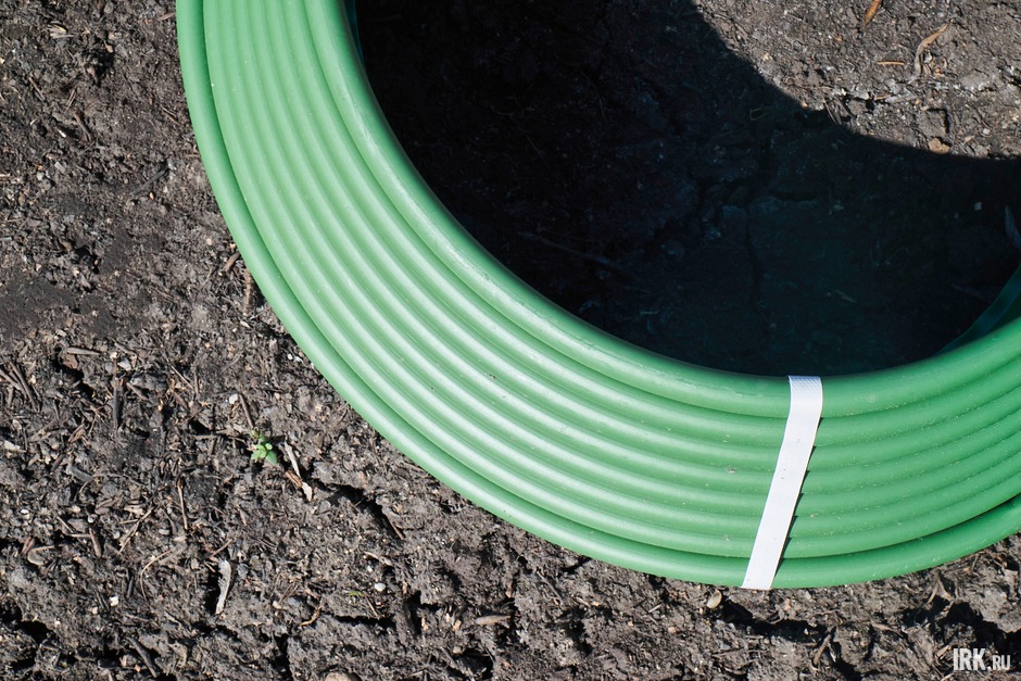 Гибкость делает возможным применение бордюра при обрамлении любых геометрических форм, даже малых радиусов. Конструкция позволяет совершать установку без специальных строительных инструментов.