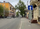 Дорожный знак на тротуаре. Фото IRK.ru