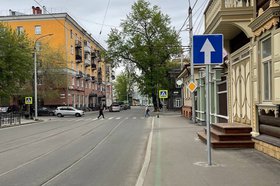Дорожный знак на тротуаре. Фото IRK.ru
