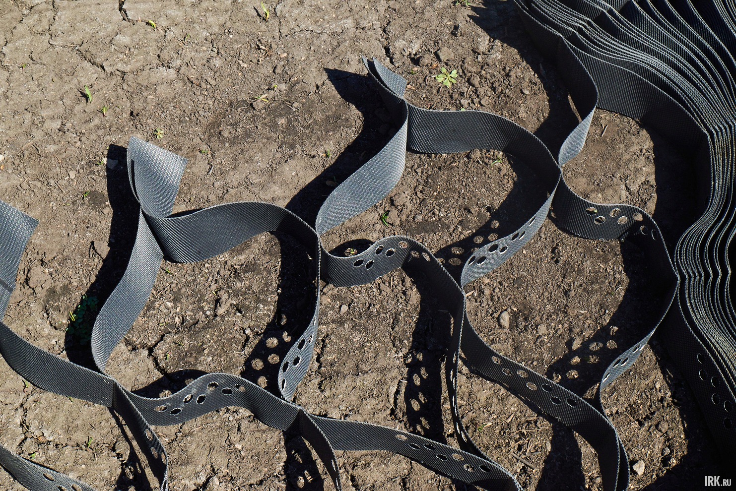 Георешетку применяют для укрепления склонов, насыпей, искусственных водоемов, предотвращения эрозии грунта, защиты береговых линий, террасирования участков и благоустройства территорий.