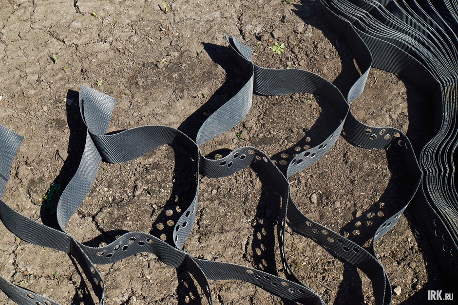 Георешетку применяют для укрепления склонов, насыпей, искусственных водоемов, предотвращения эрозии грунта, защиты береговых линий, террасирования участков и благоустройства территорий.