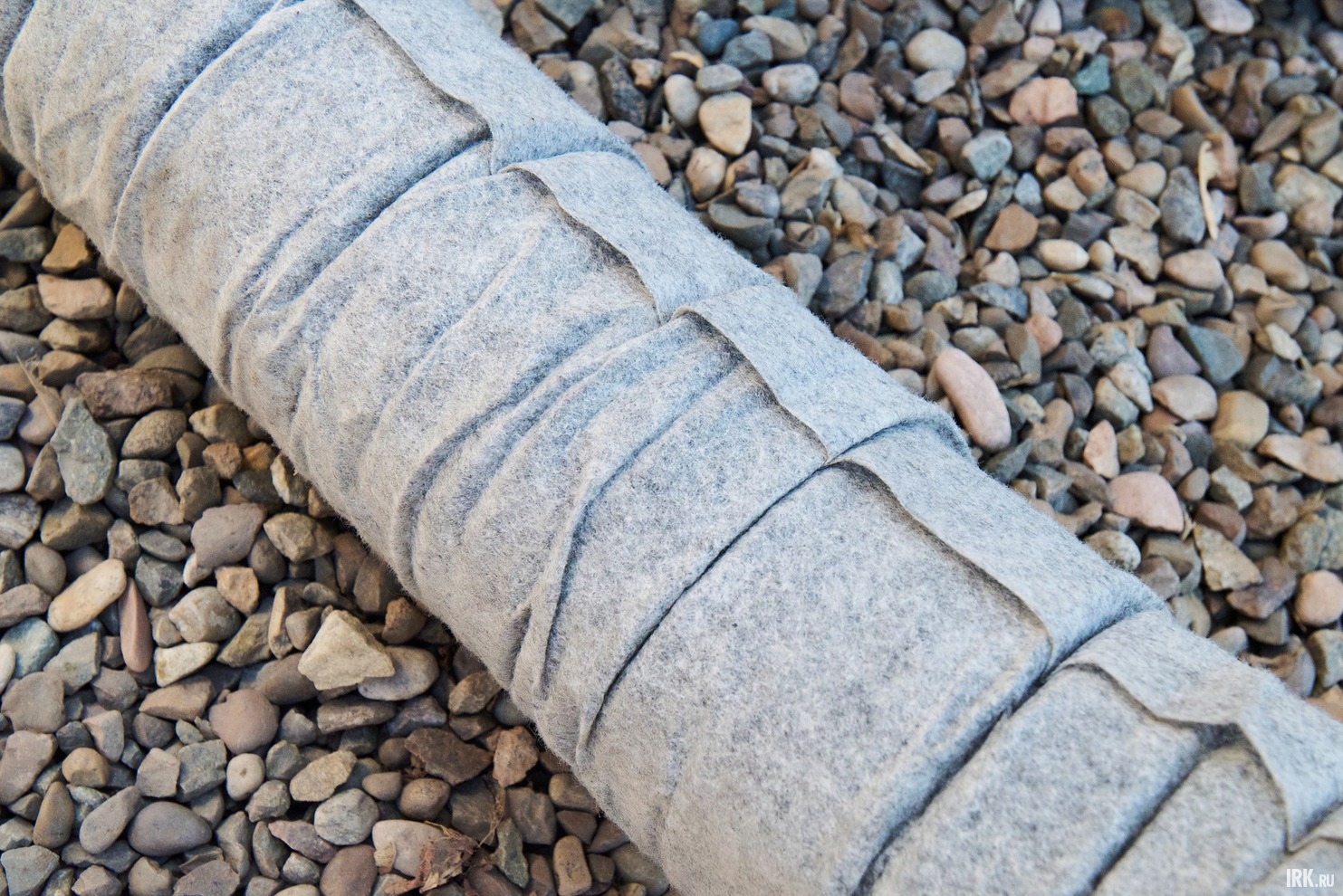 Фильтр на дренажной трубе предотвращает засорение частичками земли, делая ее более неприхотливой к условиям использования.