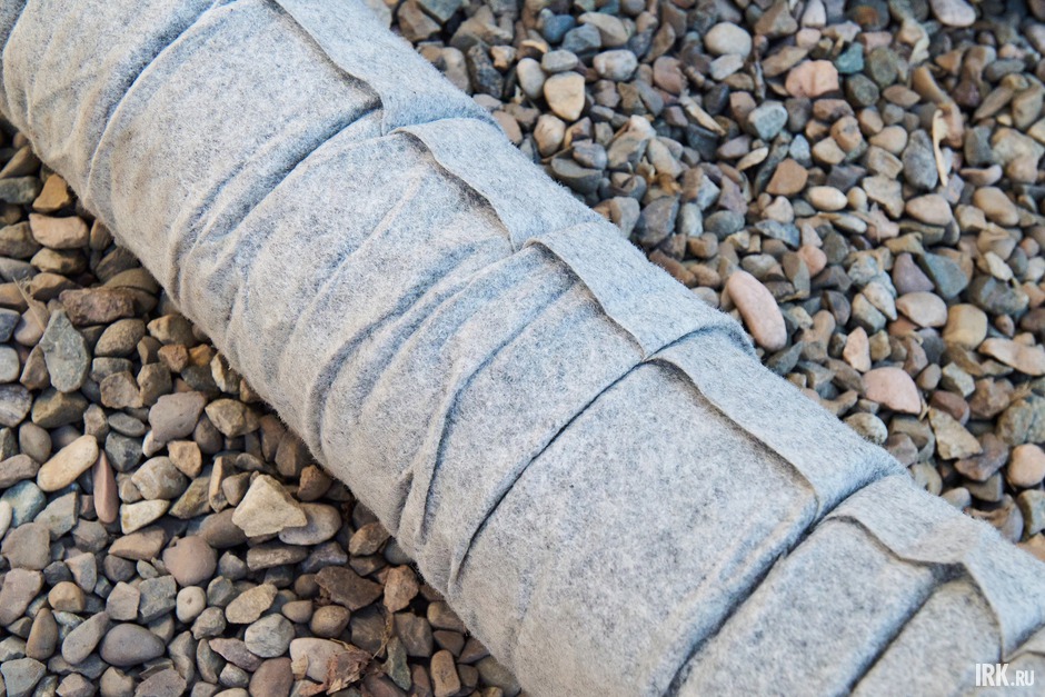 Фильтр на дренажной трубе предотвращает засорение частичками земли, делая ее более неприхотливой к условиям использования.