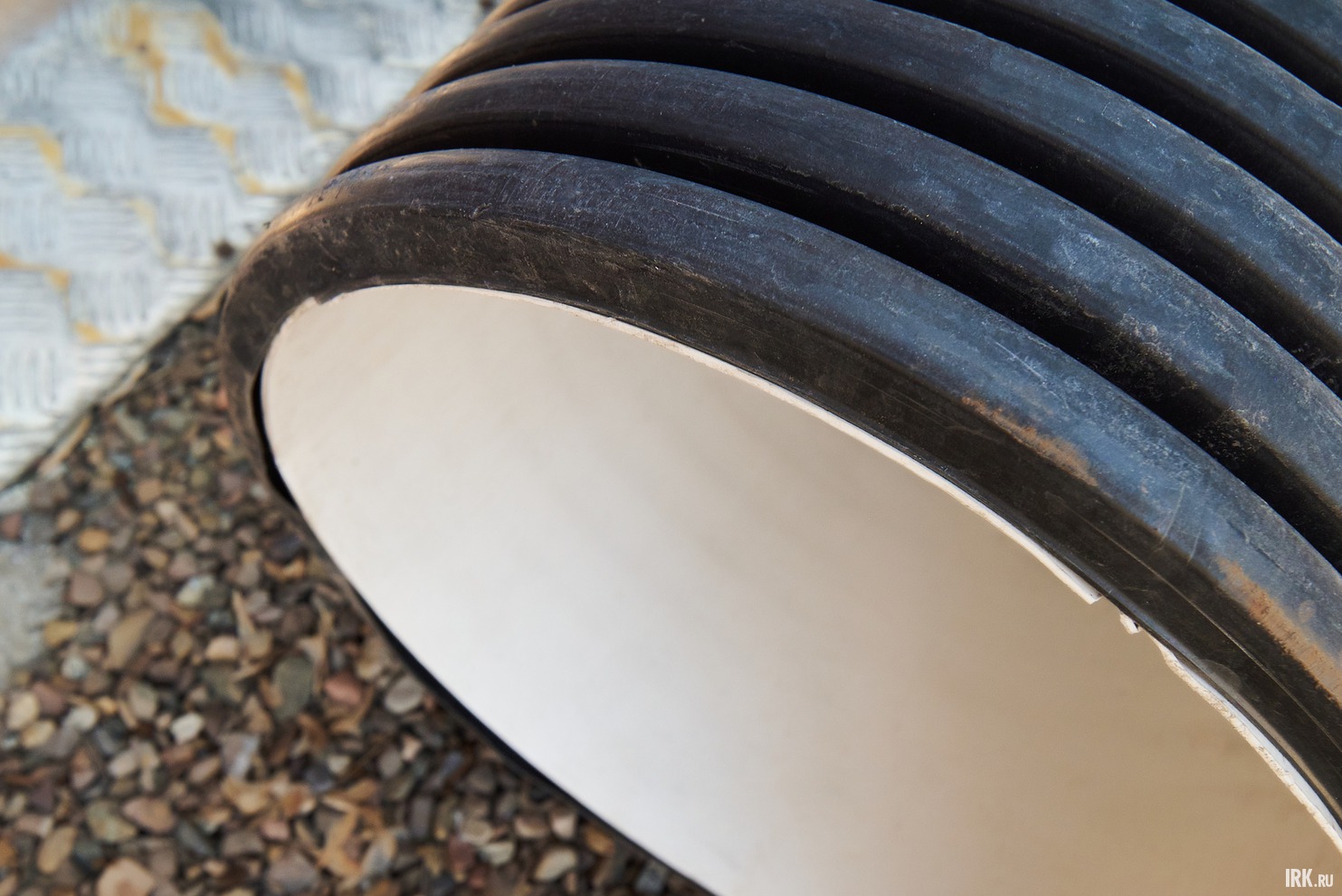 Высокая прочность позволяет отдельным моделям труб выдерживать наезд автотранспорта и спецтехники.