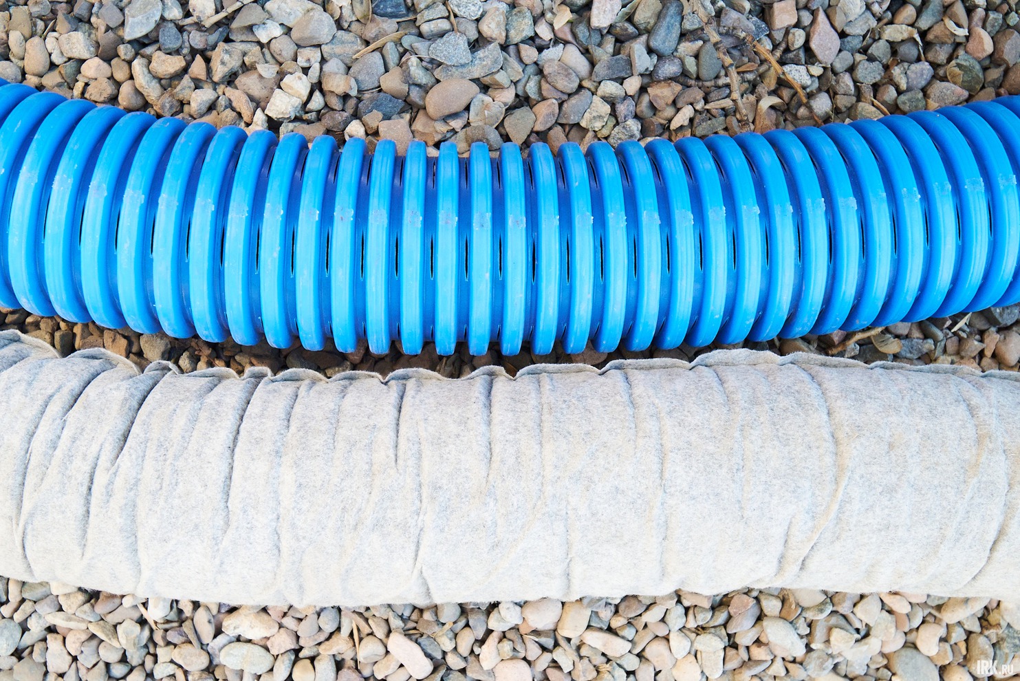 Дренажные трубы бывают с дренажным фильтром и без фильтра.