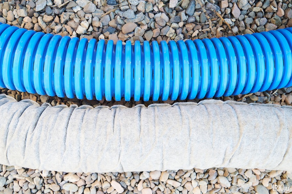 Дренажные трубы бывают с дренажным фильтром и без фильтра.