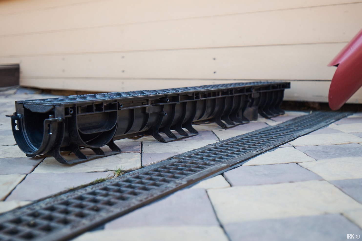 Пример внешнего вида водоотводного лотка до его монтажа. В таком виде лотки монтируются в основание с последующей установкой решеток, подобранных исходя из класса нагрузки.