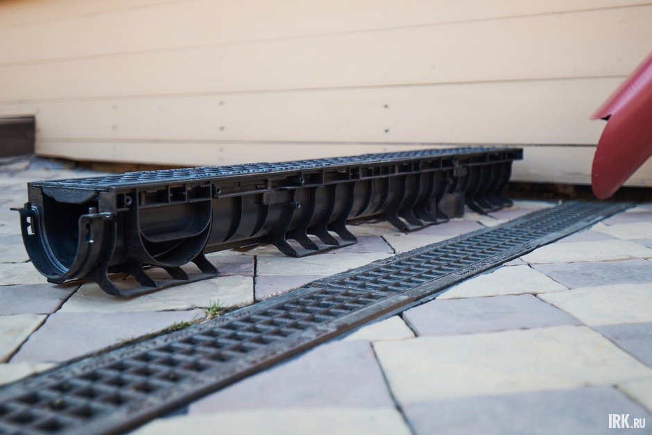 Пример внешнего вида водоотводного лотка до его монтажа. В таком виде лотки монтируются в основание с последующей установкой решеток, подобранных исходя из класса нагрузки.