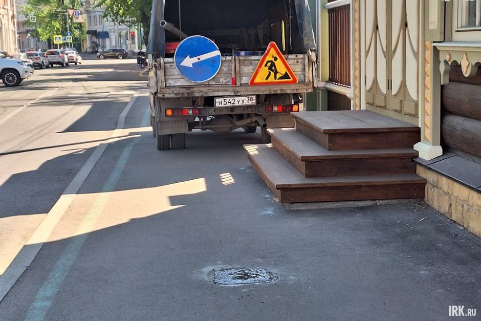 Дорожный знак убрали с тротуара. Фото IRK.ru