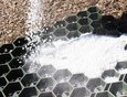 Газонная решетка придает насыпному и травяному покрытию высокую устойчивость к механическим нагрузкам, препятствуют образованию колеи. Очень часто данный вид укрепляющего материала используется для обустройства экопарковки.