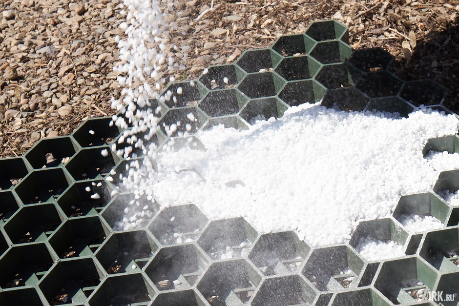 Газонная решетка придает насыпному и травяному покрытию высокую устойчивость к механическим нагрузкам, препятствуют образованию колеи. Очень часто данный вид укрепляющего материала используется для обустройства экопарковки.