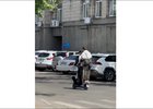 Школьники на самокате. Скриншот видео из телеграм-канала Госавтоинспекции Иркутской области