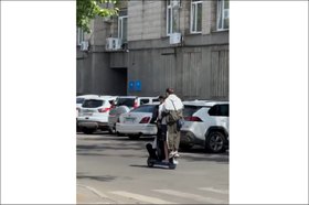 Школьники на самокате. Скриншот видео из телеграм-канала Госавтоинспекции Иркутской области