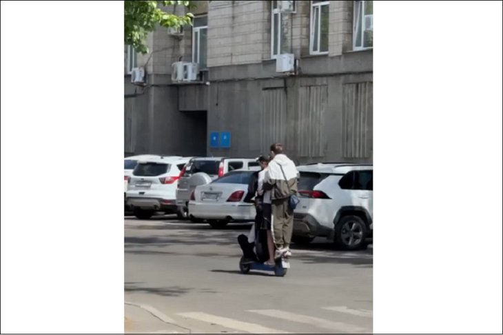 Школьники на самокате. Скриншот видео из телеграм-канала Госавтоинспекции Иркутской области