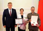 Полпред и многодетная семья. Фото пресс-службы правительства Иркутской области