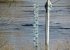 Измерение уровня воды в реке. Фото ГУ МЧС России по Иркутской области