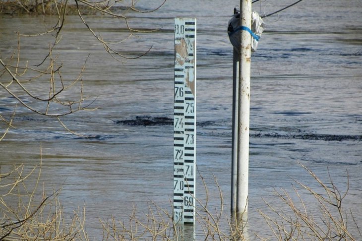 Измерение уровня воды в реке. Фото ГУ МЧС России по Иркутской области