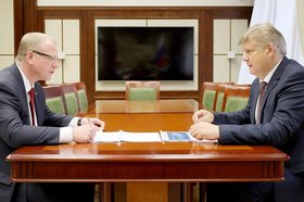 Алексей Хлебов и Анатолий Серышев. Фото пресс-службы полпреда