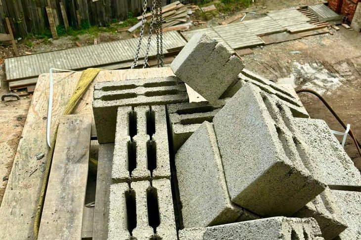 Бетонные блоки. Фото пресс-службы СУ СК России по Иркутской области