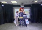 Главный редактор IRK.ru Светлана Павлова вручает приз от редакции. Фото IRK.ru