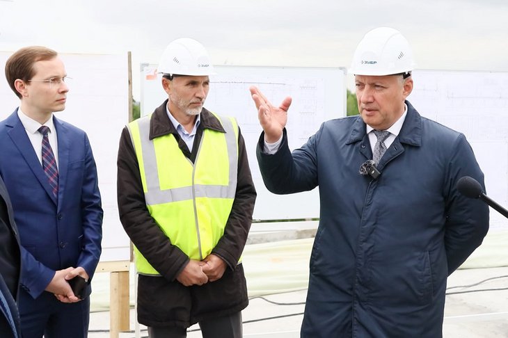 Игорь Кобзев проверил ремонт путепровода на Батарейной. Фото пресс-службы правительства Иркутской области