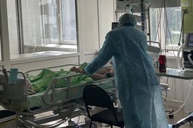 Омбудсмен и один из пострадавших детей. Фото из телеграм-канала Татьяны Афанасьевой