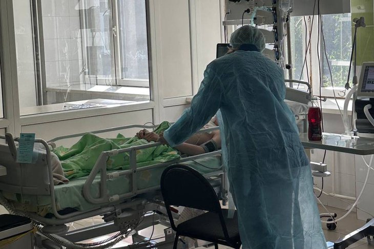 Омбудсмен и один из пострадавших детей. Фото из телеграм-канала Татьяны Афанасьевой