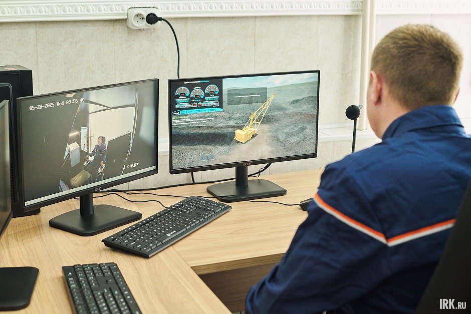 Инструктор контролирует работу на симуляторе