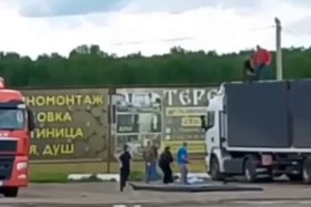 Неравнодушные мужчины. Скриншот видео из телеграм-канала «Инцидент Иркутск»