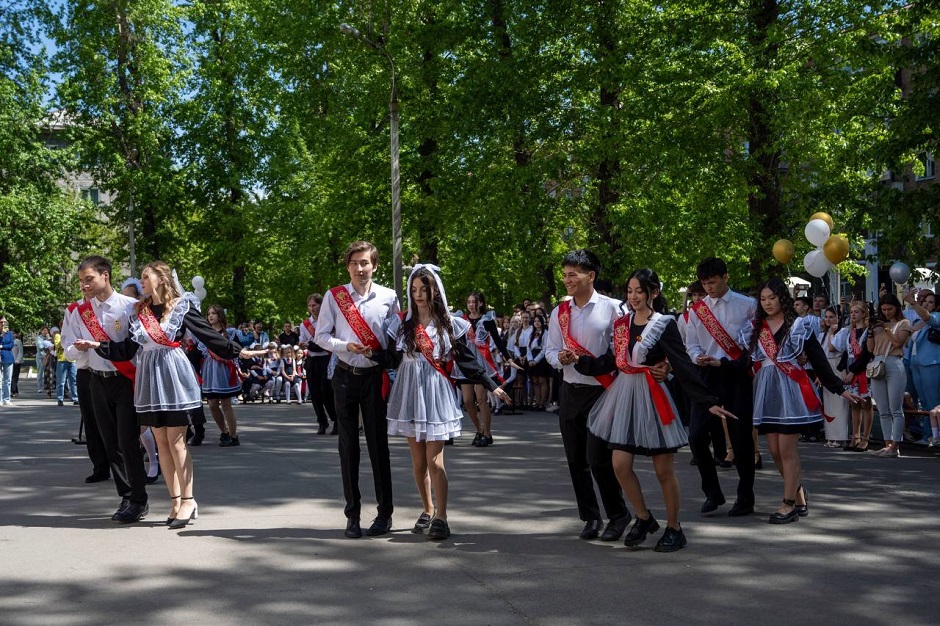 Последний звонок в школе №9. Фото пресс-службы администрации Иркутска