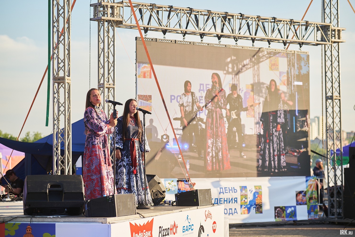 На бульваре Гагарина праздничная программа завершилась выступлением московской фолк-рок группы «Тёрн».