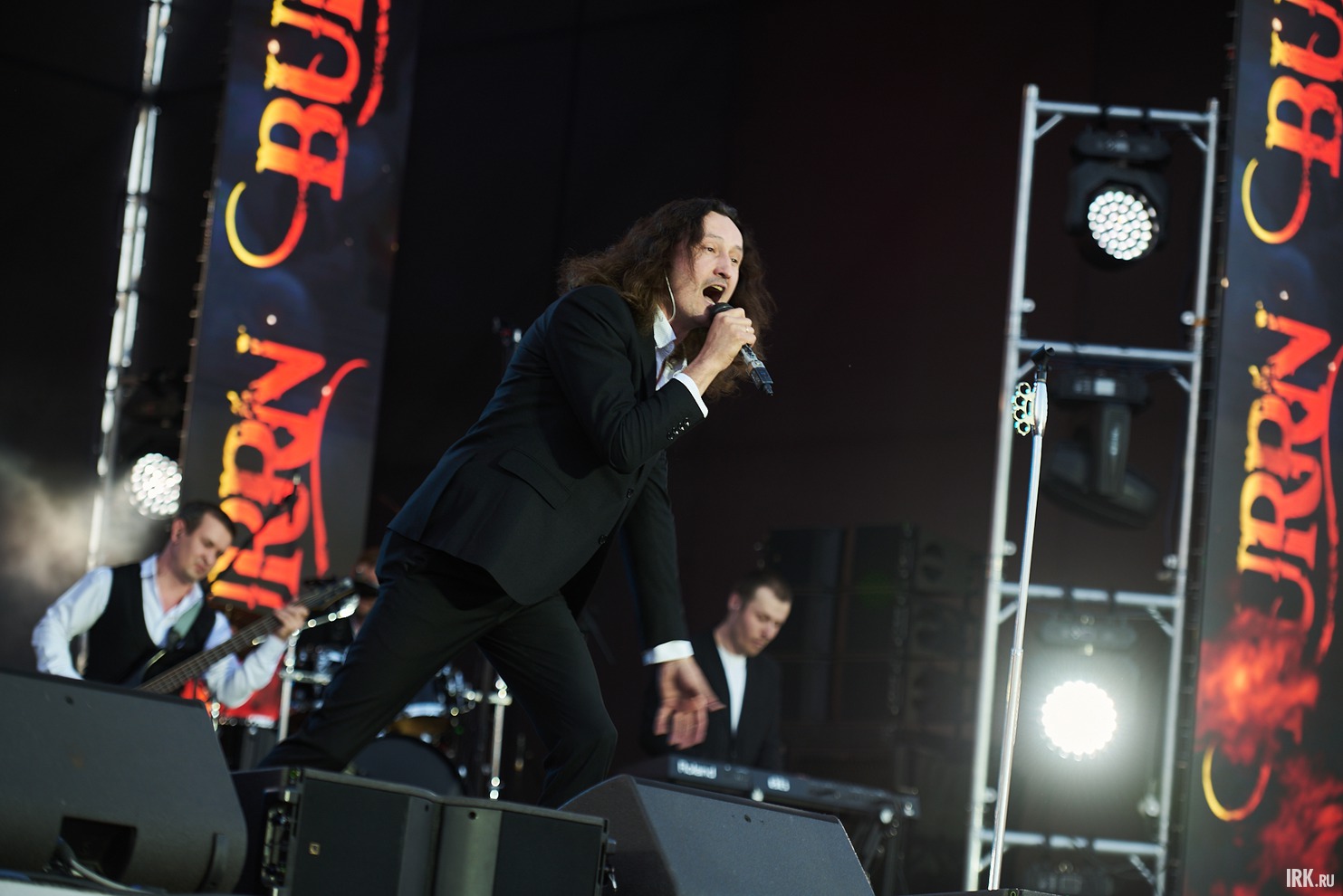 Перед Юлианной Карауловой выступала иркутская кавер-группа «Бёррн». Солист группы Георгий Серышев известен участием в шоу «Голос» на Первом канале.