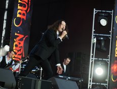 Перед Юлианной Карауловой выступала иркутская кавер-группа «Бёррн». Солист группы Георгий Серышев известен участием в шоу «Голос» на Первом канале.