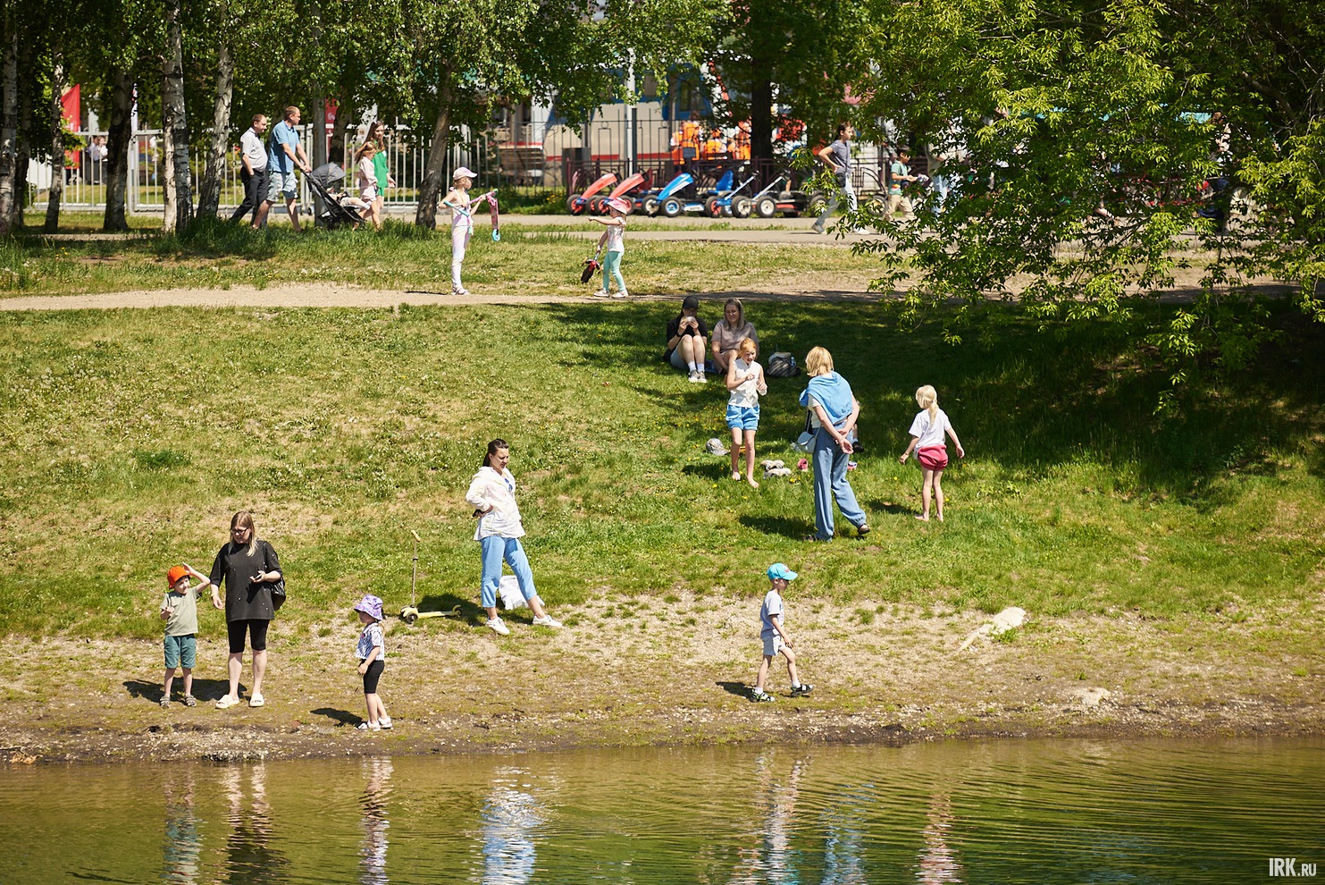 Кто-то не пошёл на праздничные концерты, а предпочёл просто провести время на прохладном берегу.