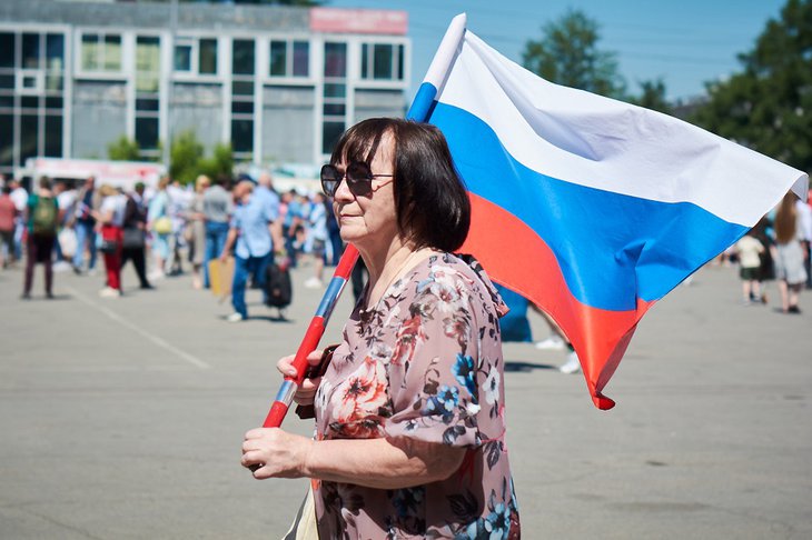 Женщина во время празднования Дня России. Фото из архива IRK.ru