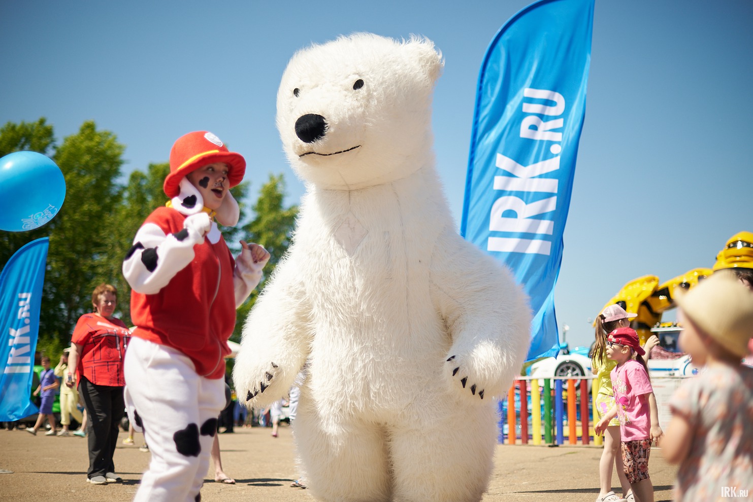 Ребята играли с аниматорами, танцевали с обаятельным белым медведем, раскрашивали большую раскраску с бабриками.