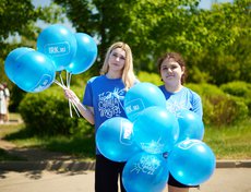 И, конечно, всем желающим раздавали воздушные шары.