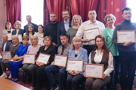 Вручение сертификатов. Фото IRK.ru