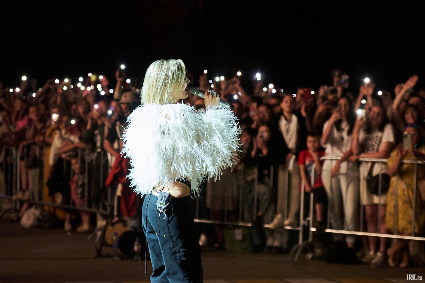 Исполняя песню «Внеорбитные», певица спустилась со сцены.